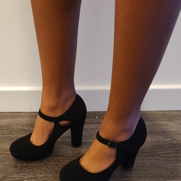 Elegant Black Strap Heels - Picture 6 of 6